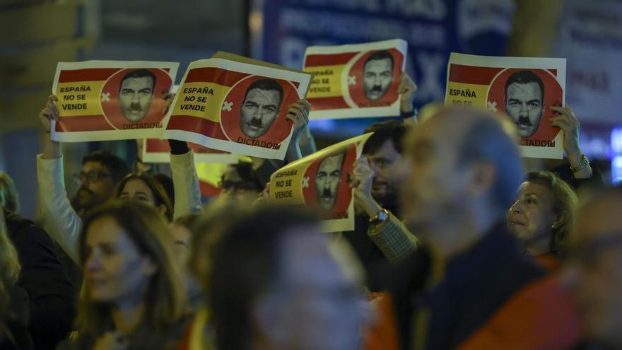 Cientos de personas se suman a una nueva manifestación en Ferraz