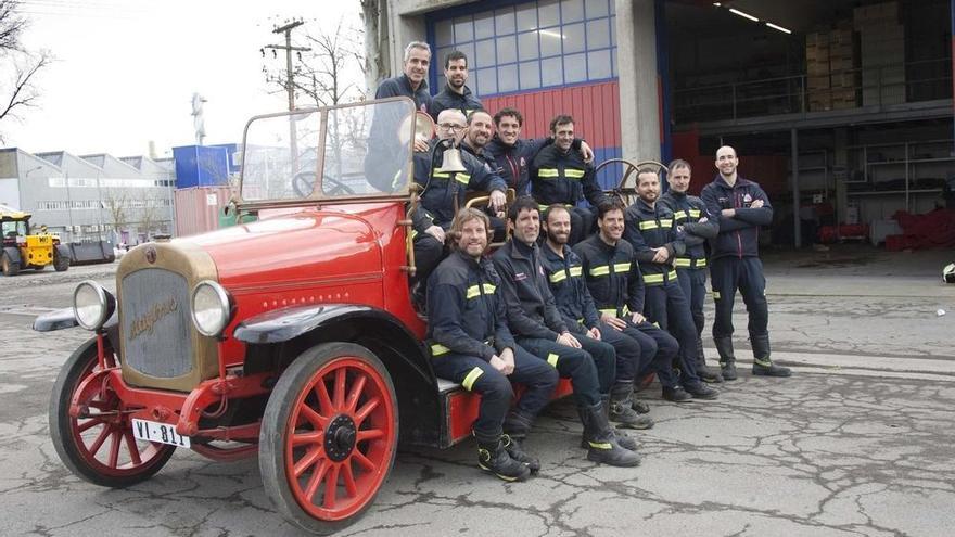 En la foto, uno de los equipos de bomberos durante un receso. En él se encuentran Egoitz, Oier y Julen, tres de los más implicados en la reparación.