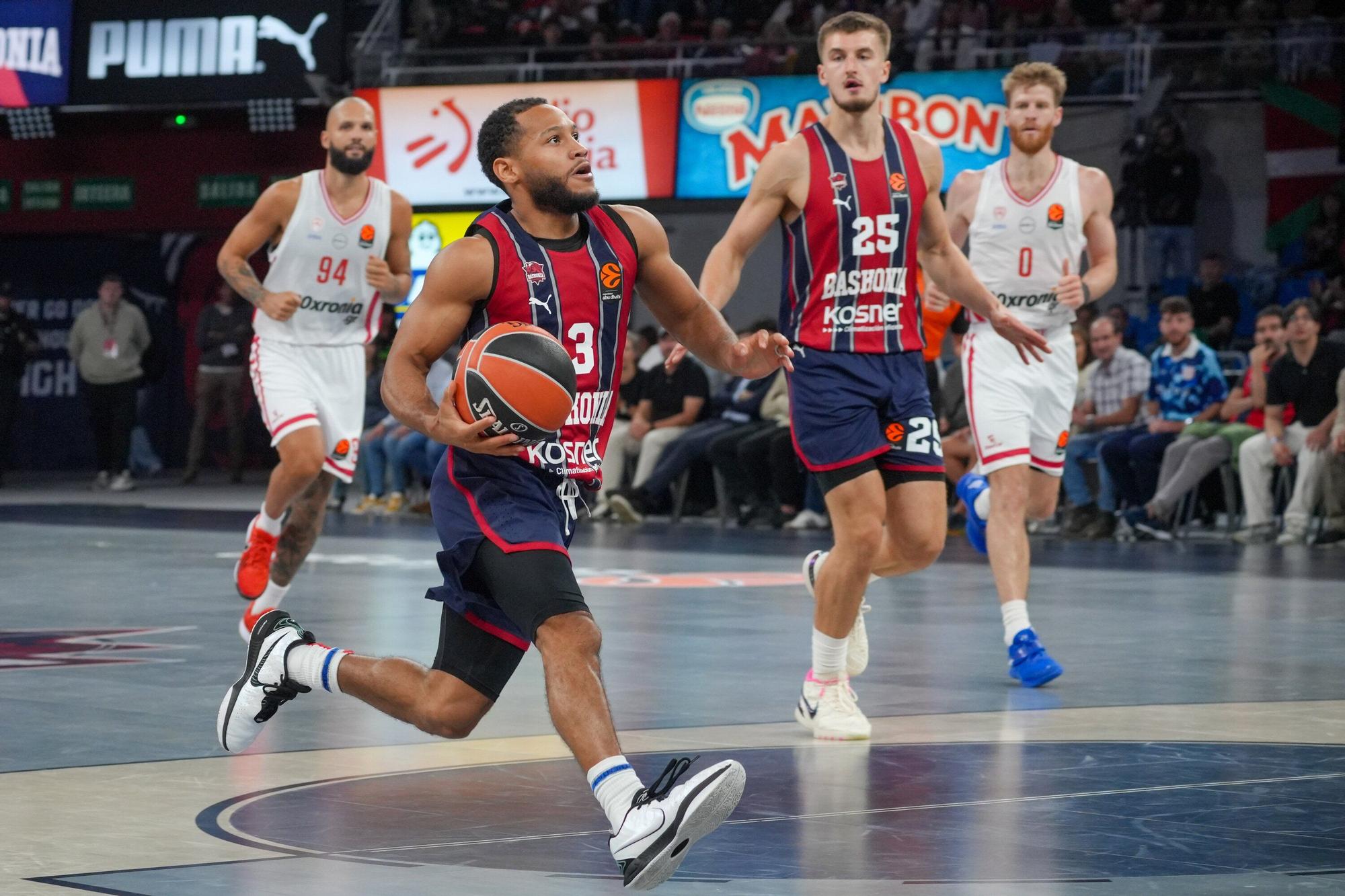 Todas las imágenes del Baskonia - Olympiacos en el Buesa Arena