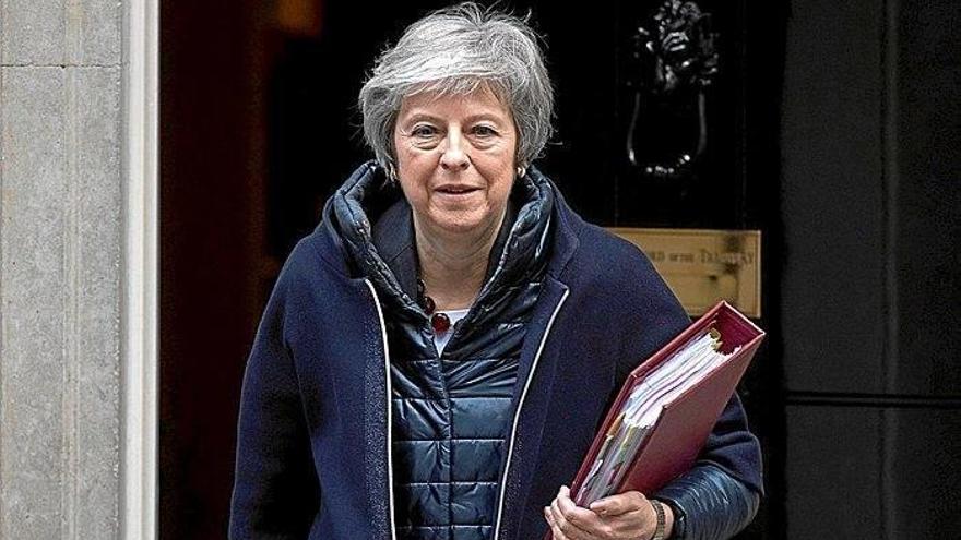 Juncker habla de “muy buen progreso”   tras su reunión con May en Bruselas