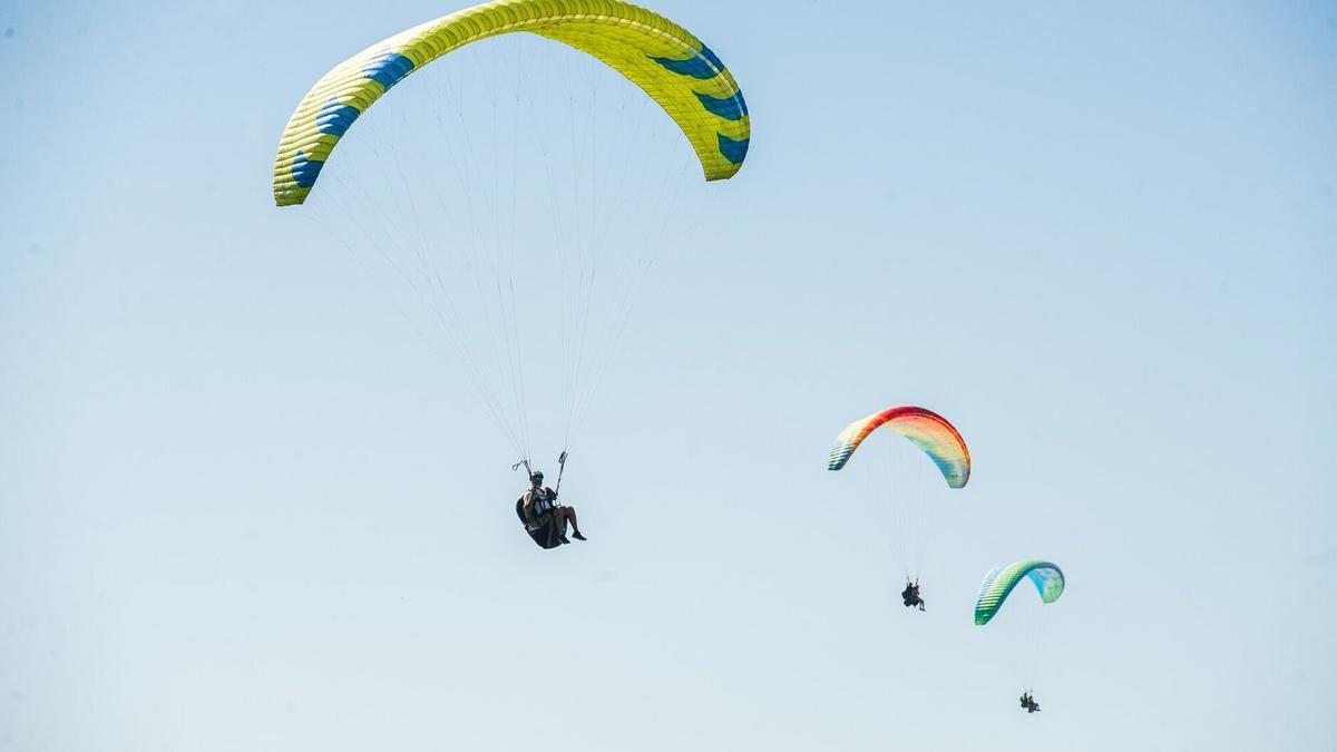 Parapentistas volando.