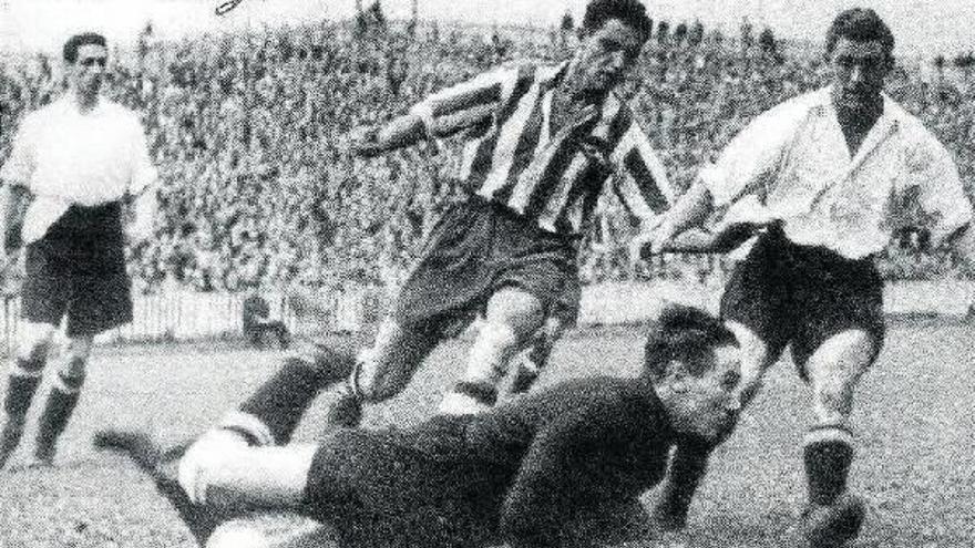 Echevarría detiene un balón a Campos, del Atlético Aviaciónl en San Mamés el 20 de octubre de 1940.