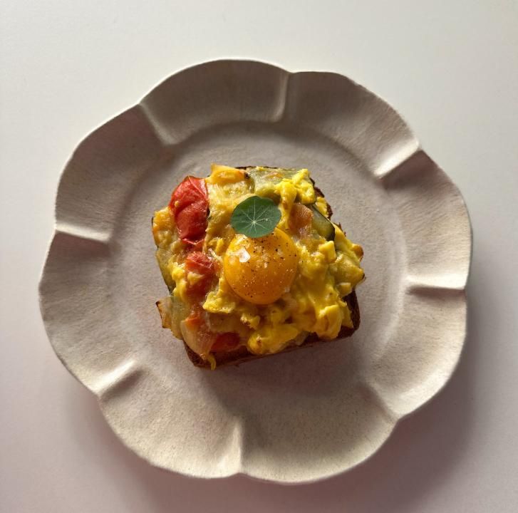 Tostada &quot;Pisto&quot; de Cokooncafé