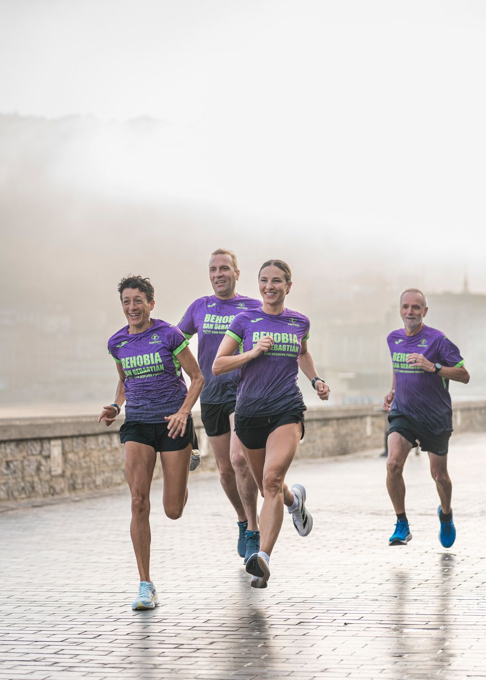 Corredores con la camiseta de la 60ª edición de la Behobia - San Sebastián