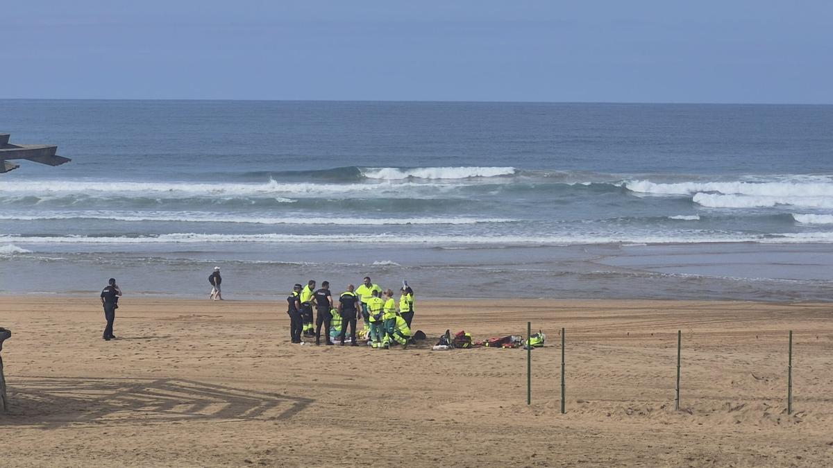 Intentan reanimar a un hombre en la playa de Zarautz
