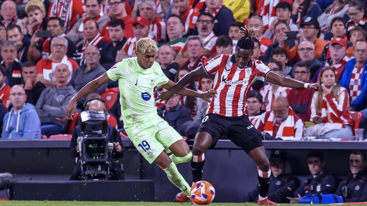 Lamine Yamal y Nico Williams pugnan por un balón en San Mamés durante el Athletic-Barcelona que cerró la temporada pasada.