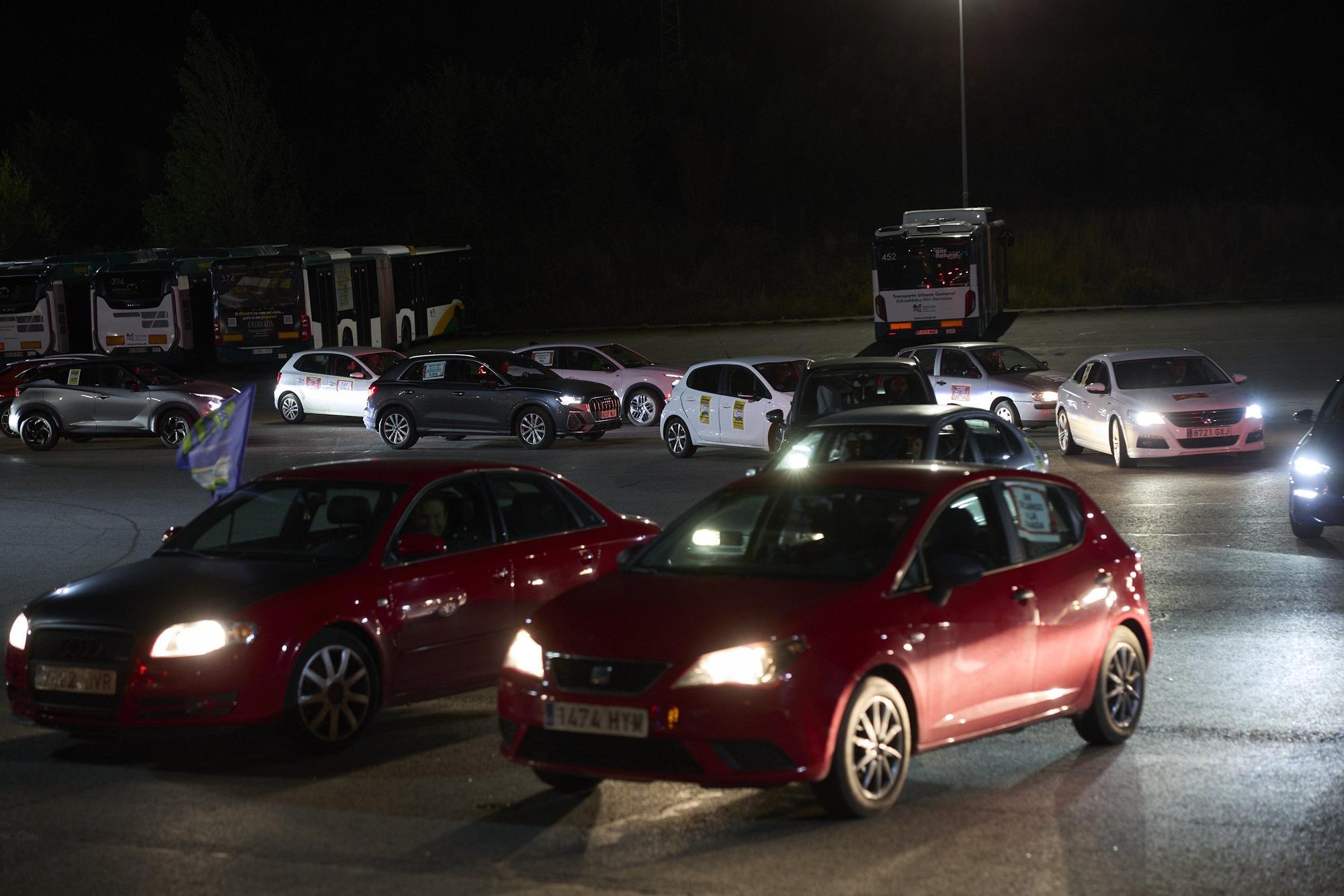 Caravana de coches de trabajadores de villavesas que exigen desatascar la negociación del convenio