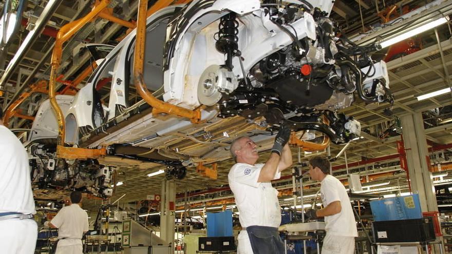 Trabajadores de la línea de montaje de Volkswagen Navarra.