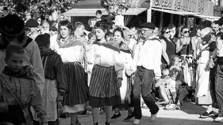 Tradicionales bailables y pasacalles en el recinto festivo para dar comienzo a las fiestas de San Juan.