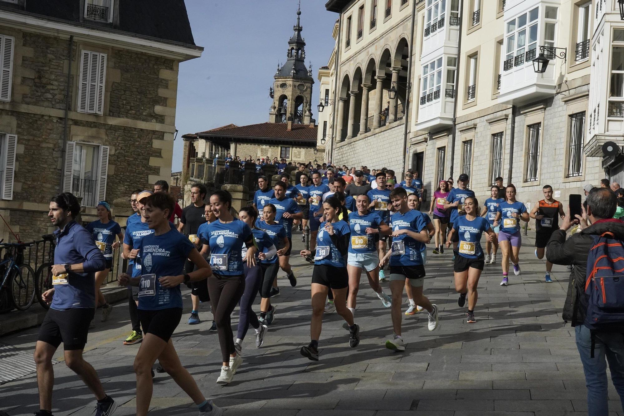 En imágenes: Miles de personas conquistan la Almendra de Gasteiz