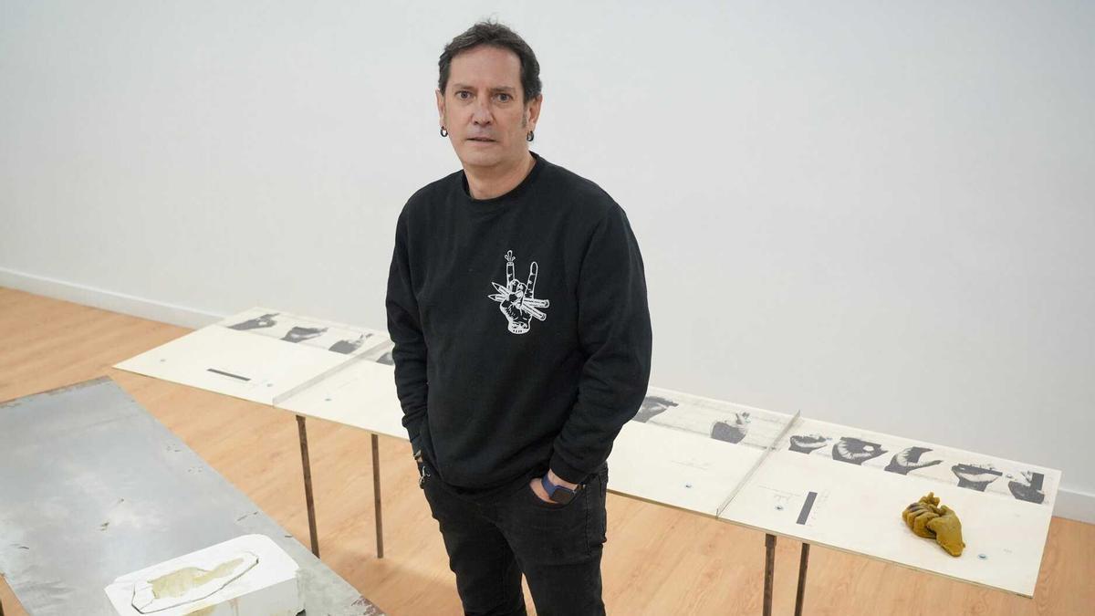 El artista alavés Zigor Urrutia junto a algunas de sus obras.
