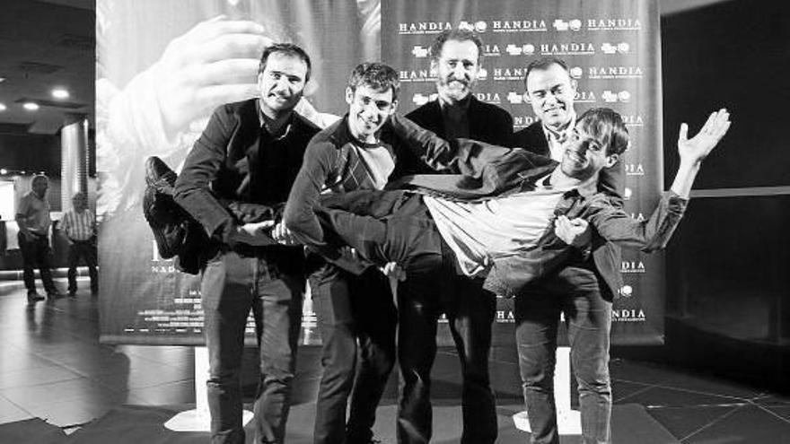 El cineasta Carlos Saura, junto a Félix Viscarret, durante el rodaje del documental.