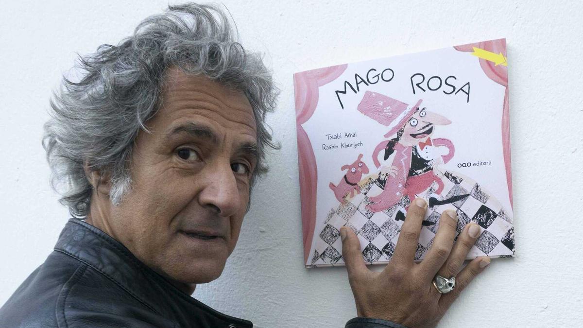 Txabi Arnal con un ejemplar de &#039;Mago Rosa&#039;