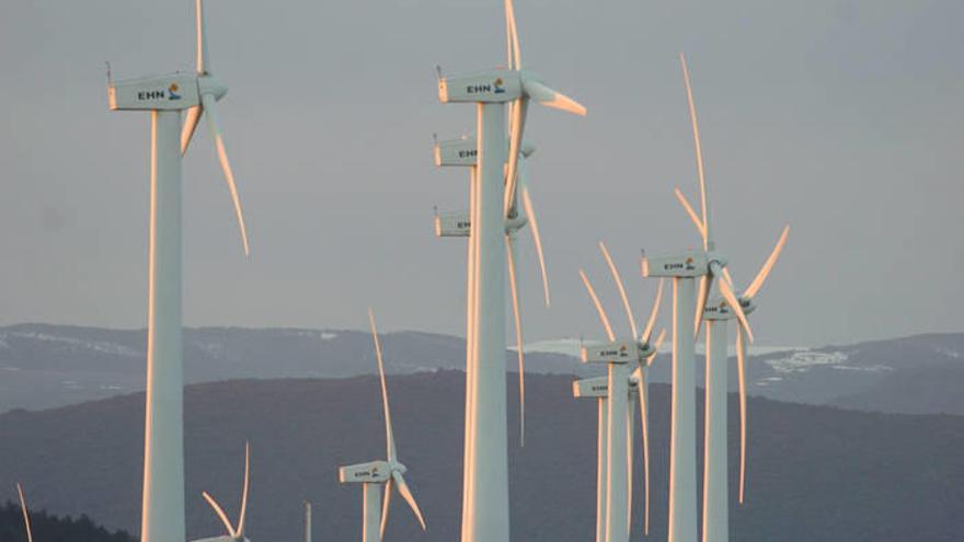 Un grupo de molinos de viento en el parque eólico de El Carrascal.