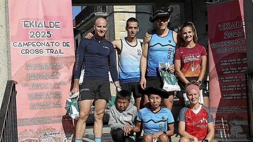 Ganadoras y ganadores del Cross de Otoño Larrazkeneko Krosa 2025 de Ezcároz con txapelas y premios.
