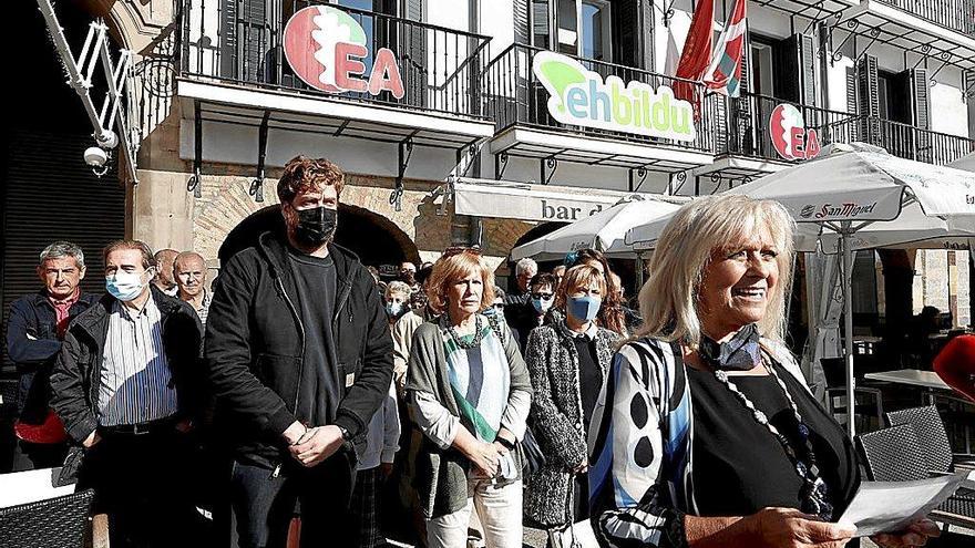 Mari Jose Mangado, y tras ella Maiorga Ramirez, Miren Aranoa y Esther Korres, ayer en Pamplona. Foto: Efe