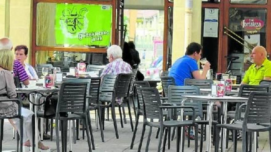 La banderola de fiestas que puebla los balcones y locales del barrio, en la cafetería Txindoki.