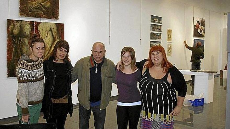 Parte de los artistas de la feria, en un receso mientras preparaban la sala de exposiciones de Iortia.