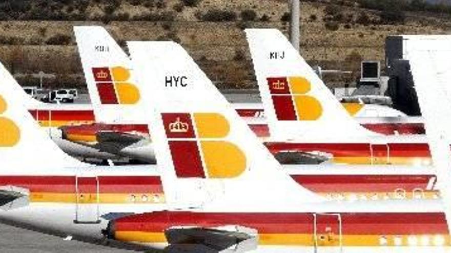 Varios aviones de Iberia, durante una jornada de huelga de los pilotos, en la pista del aeropuerto de Madrid-Barajas.