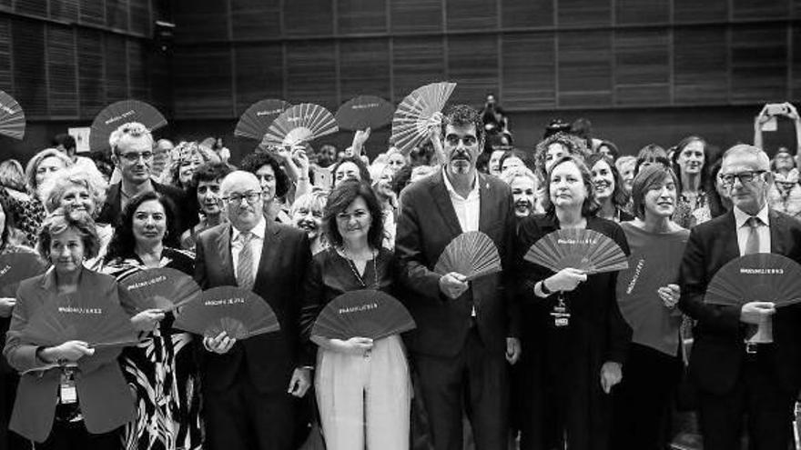 El director del Zinemaldia, la vicepresidenta del Gobierno, el alcalde de Donostia, la presidenta de Cima  y el ministro de Cultura, junto a profesionales del cine en la firma de la Carta por la Paridad.