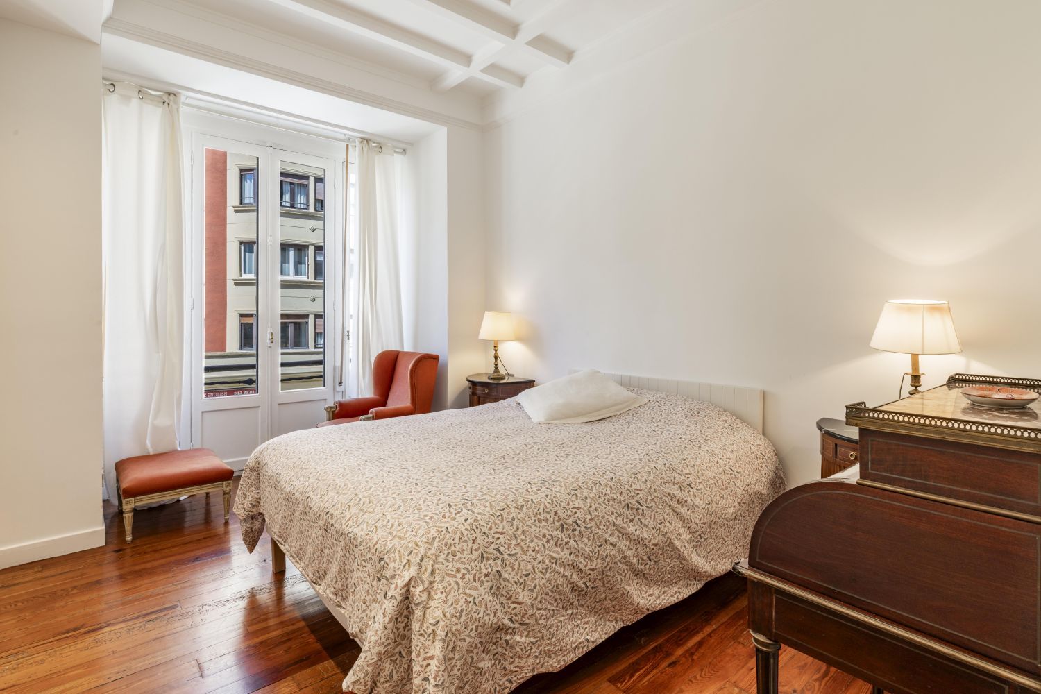 Magnífica propiedad en venta ubicada en un edificio señorial, situada en una de las zonas más elegantes del céntrico barrio de Gros