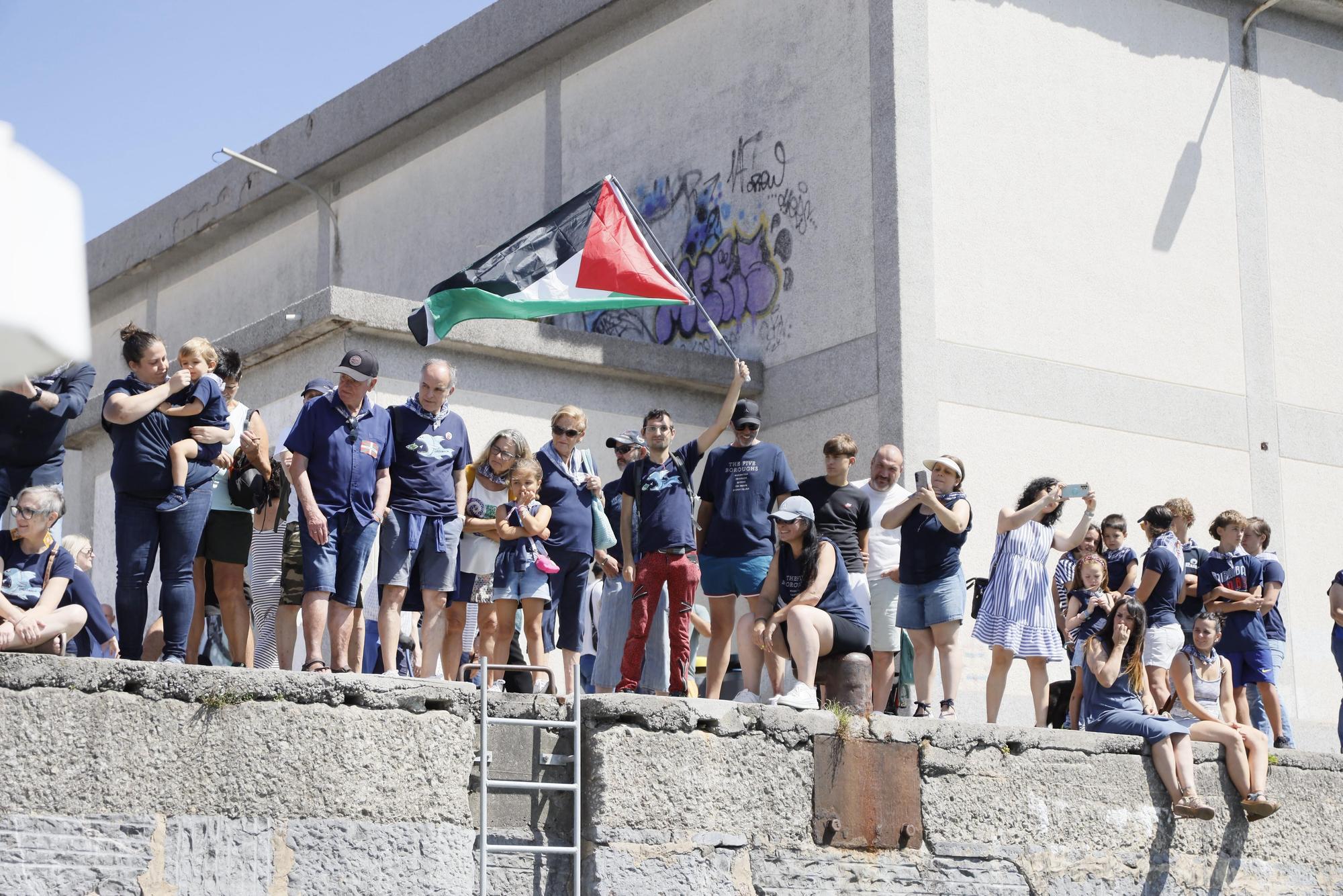 Bermeo cumple con la tradición en Madalenas: lanzamiento de la teja con un recuerdo especial para Palestina