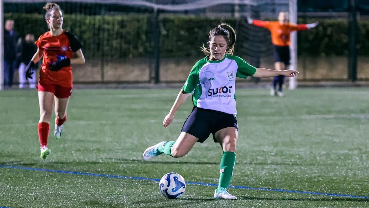 Uxue Galar prepara su pierna derecha, la que se lesionó, para realizar un golpeo en un partido.