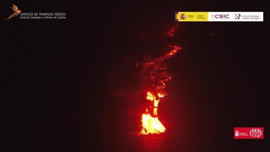 Cascada de lava precipitándose al mar en La Palma