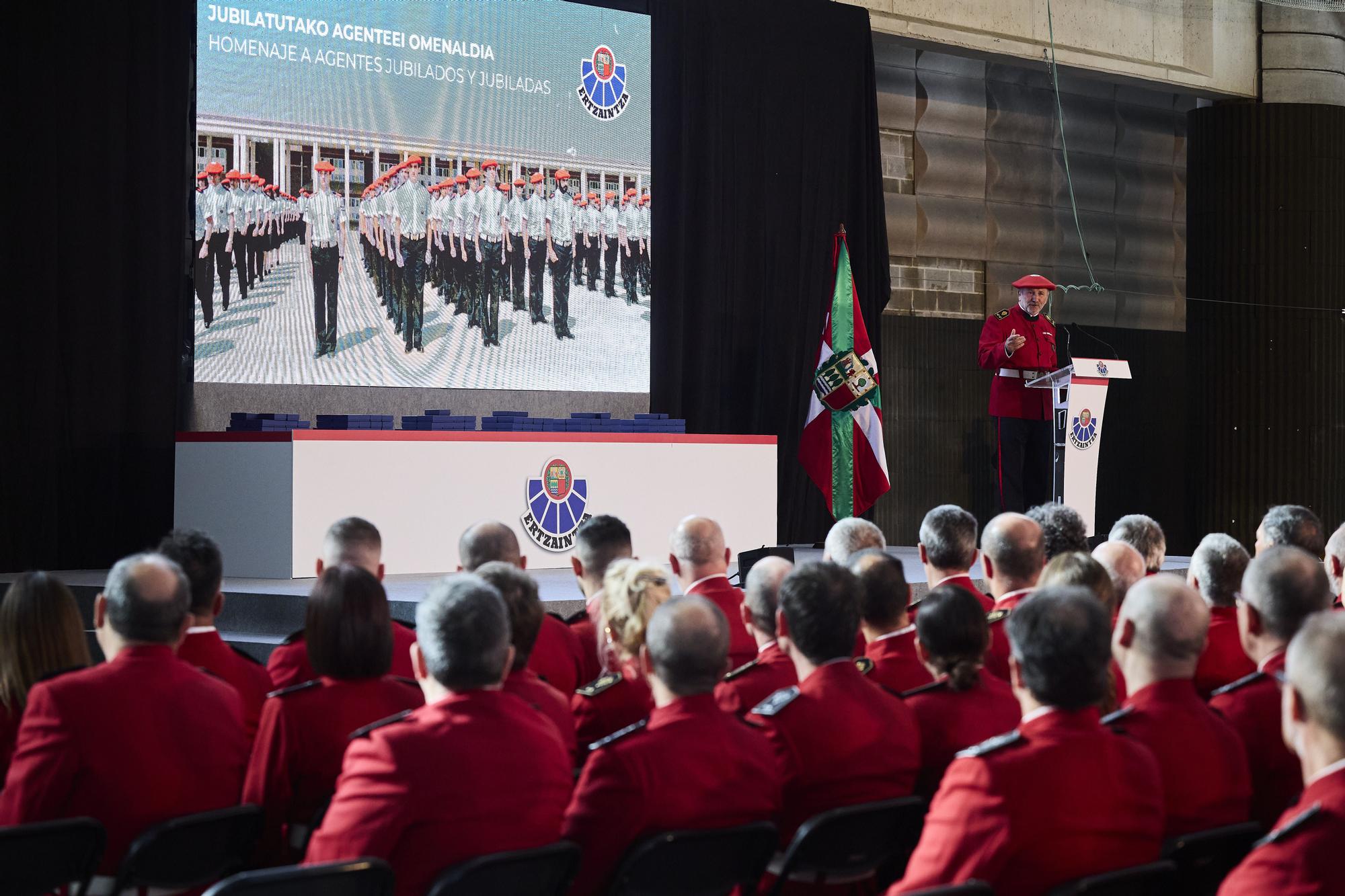En imágenes: homenajean en Iurreta a los 444 ertzainas jubilados en 2024