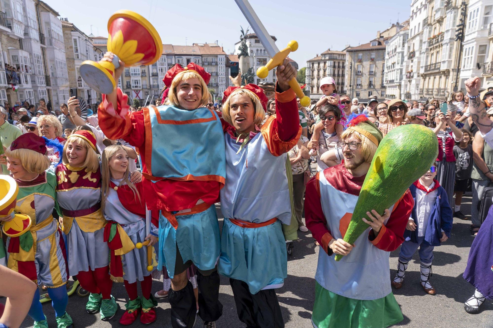 En imágenes: Edurne y Celedón Txiki abarrotan un año más la plaza de la Virgen Blanca