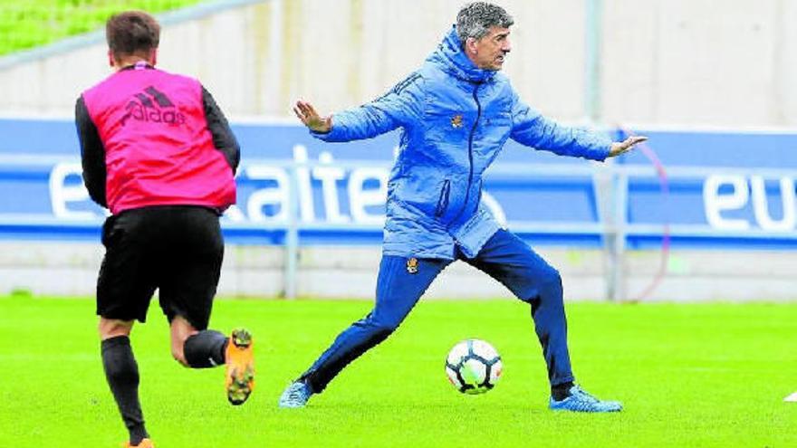 Imanol Alguacil da instrucciones en un entrenamiento con Gorosabel de espaldas.