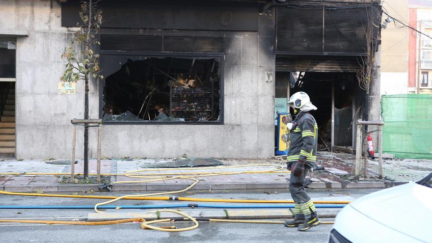 Bomberos continúan las labores de extinción en el bazar incendiado en la Rochapea