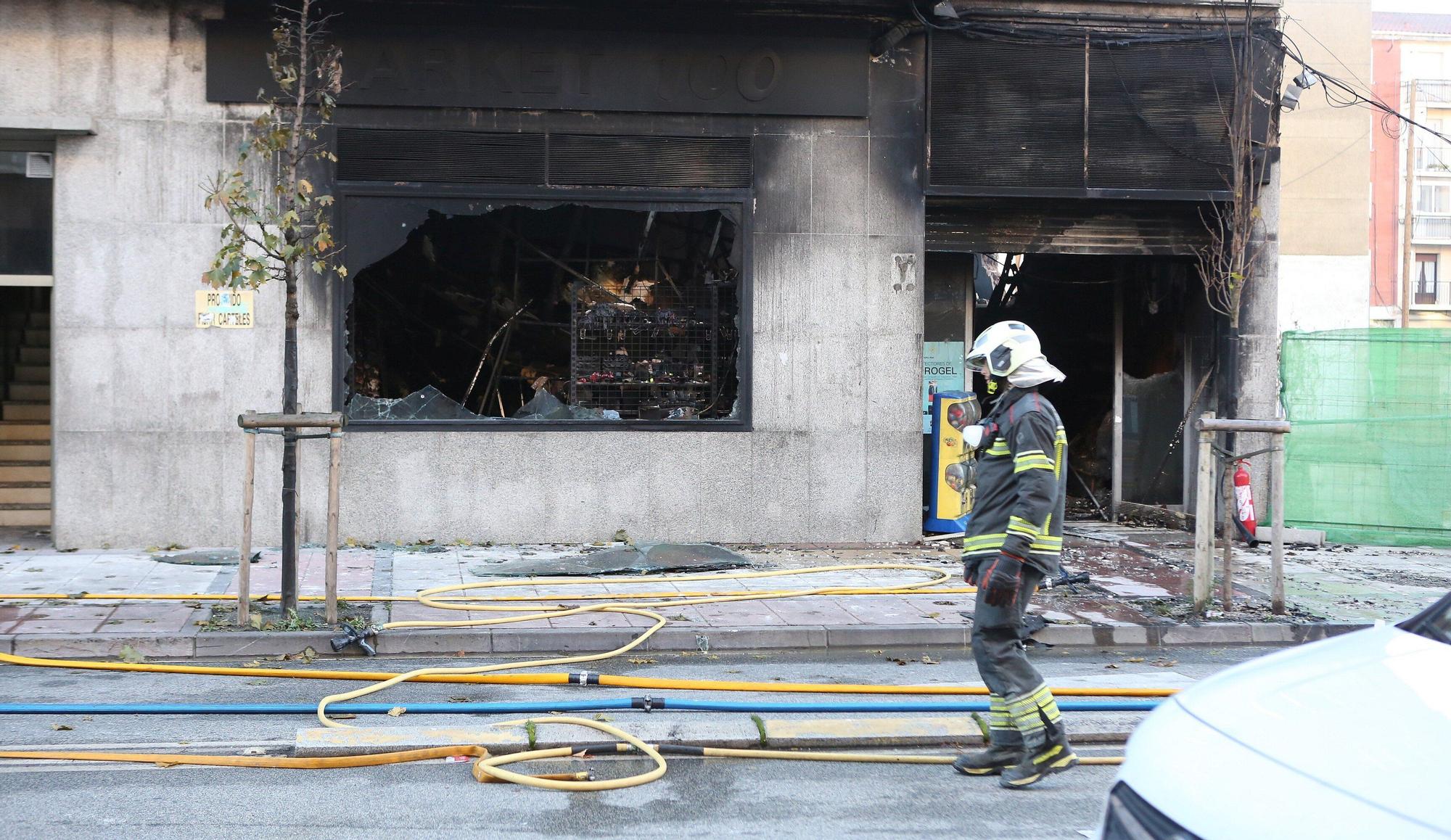 [FOTOS] Así ha quedado el bazar incendiado en la Rochapea