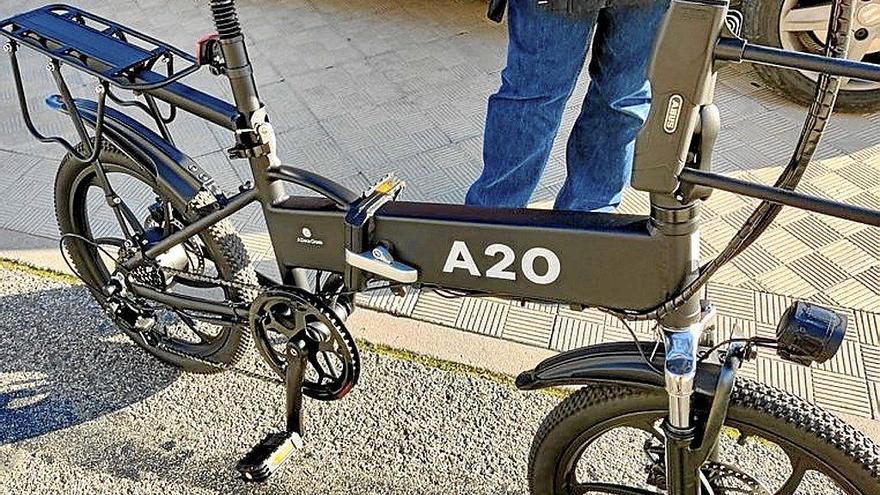 Con un ciclomotor camuflado por el carril bici de Pamplona