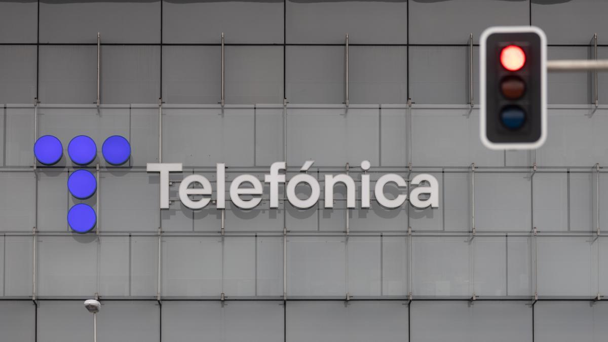 Un semáforo en rojo frente a la sede de Telefónica