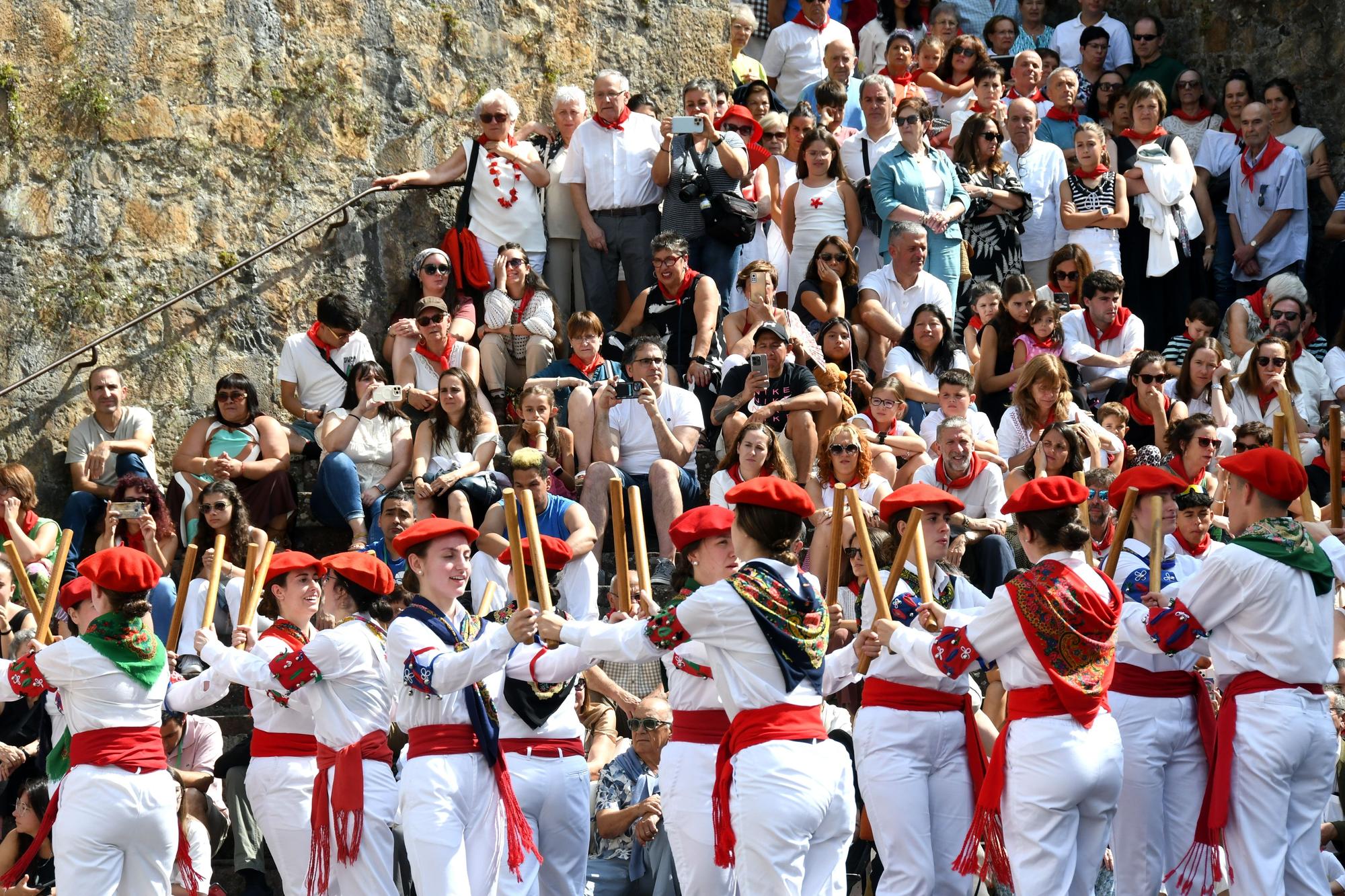 Bera celebra su día grande a ritmo de dantzas