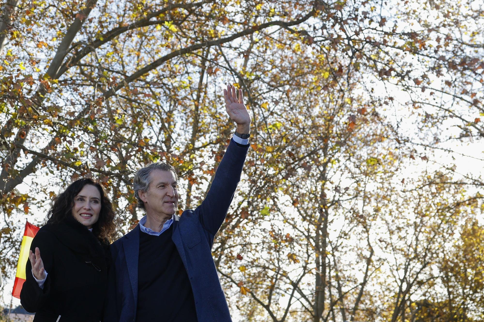 En imágenes: Miles de personas inundan con banderas de España la protesta del PP en Madrid para pedir elecciones anticipadas