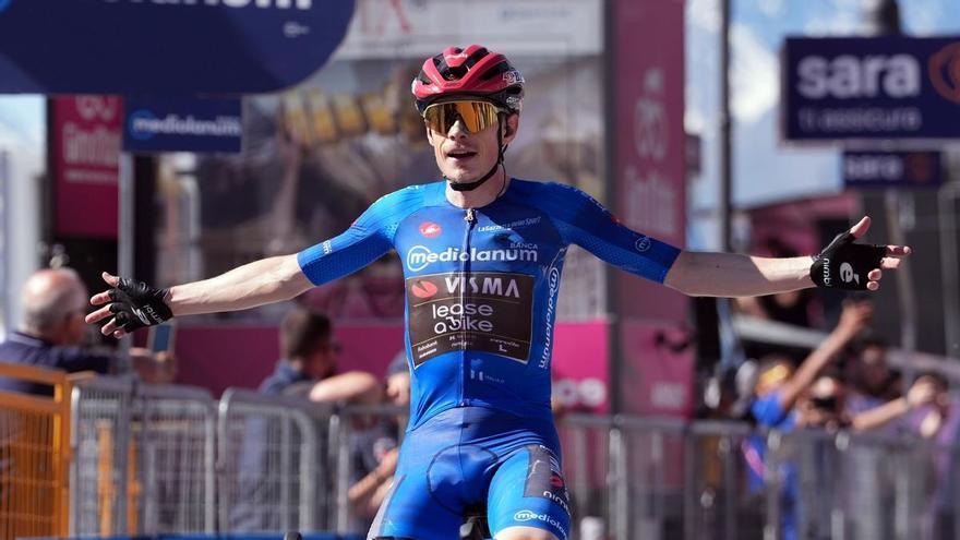 Vingegaard acaricia el Giro