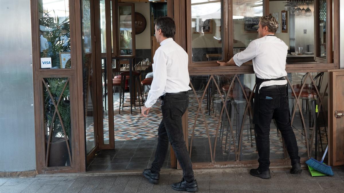 Dos hosteleros.