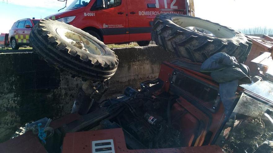 Herido grave un hombre de 78 años tras volcar con su tractor en Cáseda