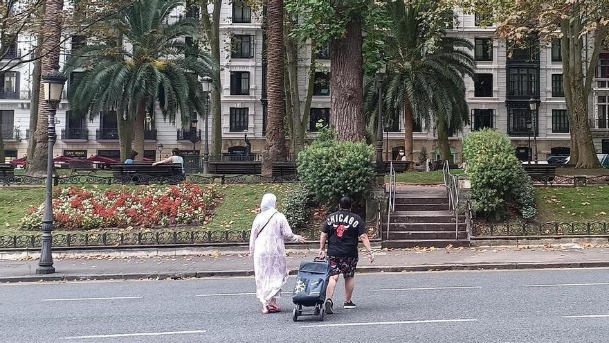 Baja la percepción de los vascos que vinculan migración con delincuencia y abuso de servicios