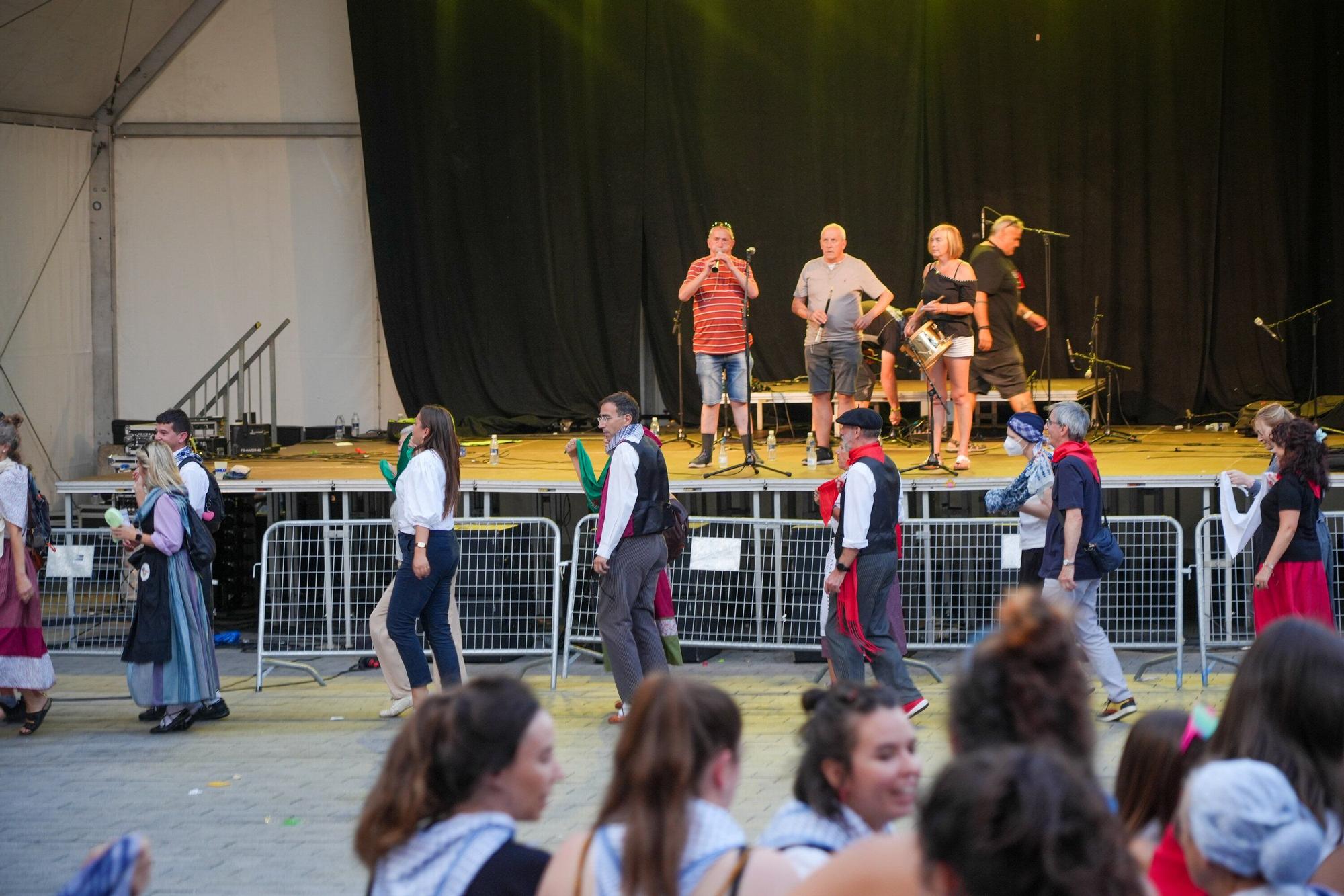 En imágenes: Larrain Dantza y Txulalai en la plaza de Santa María