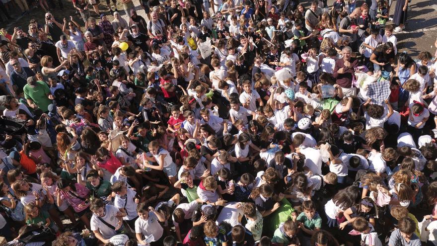 San Fermín Txikito se desata en Pamplona entre la alegría escolar y un sol de justicia