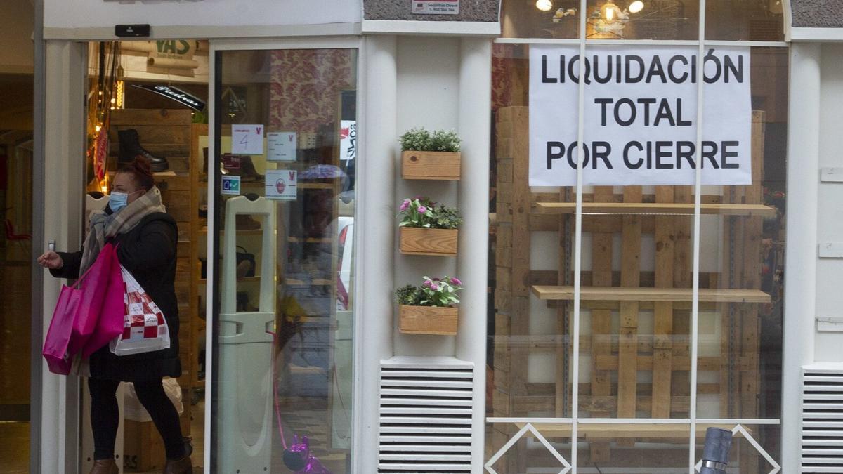 Cartel de liquidación por cierre de negocio.