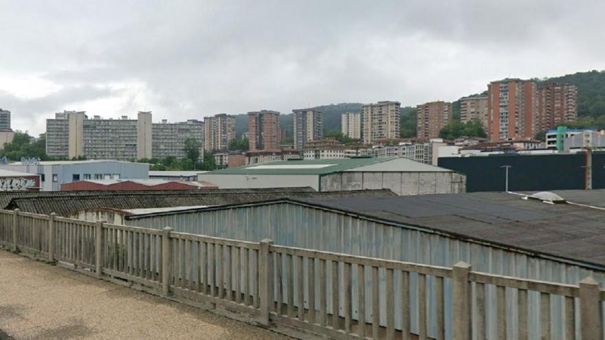 Una persona fallece en un grave incendio en una torre de Bidebieta
