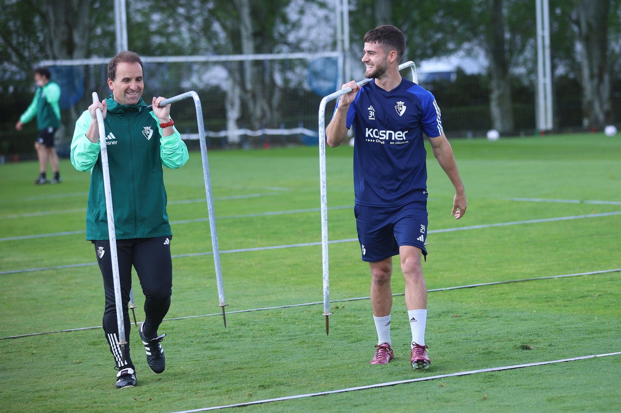 Jagoba Arrasate, 'uno más' en el ejercicio de fútbol - tenis en Tajonar