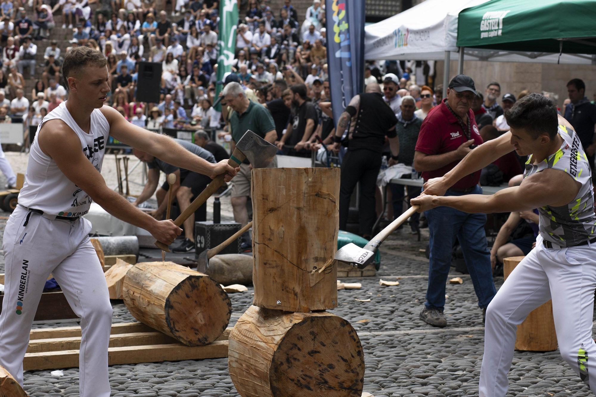 En imágenes: El torneo Virgen Blanca de Herri Kirolak se adueña de la Plaza de Los Fueros