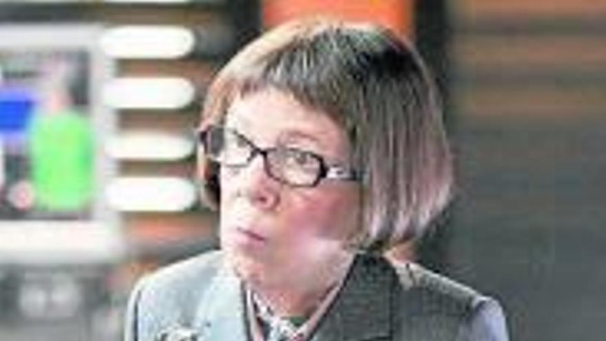 Linda Hunt es &#039;Hetty&#039;.