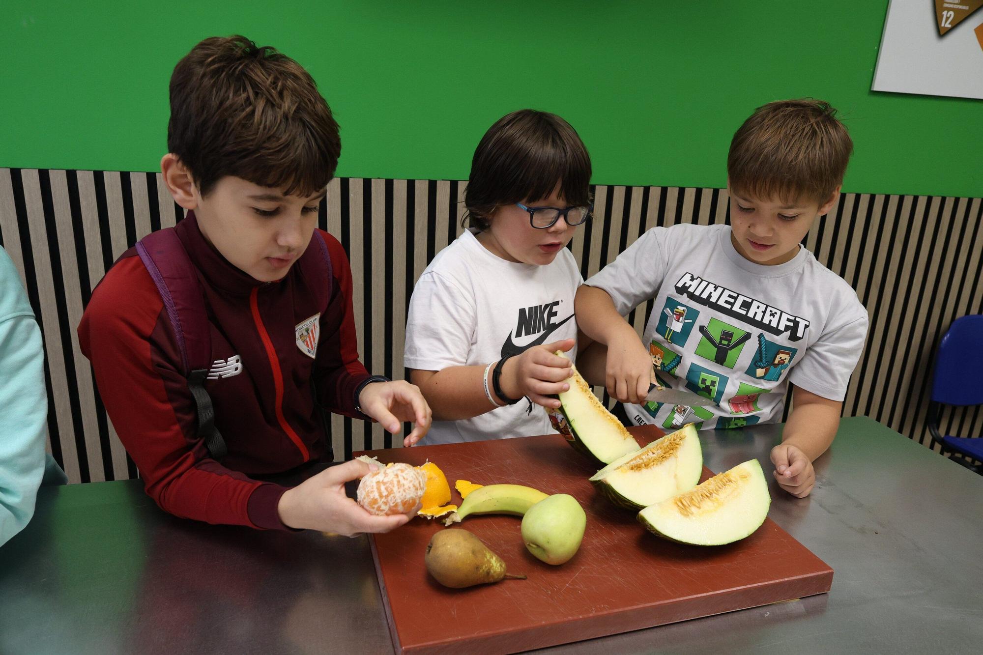 Escolares de San Antonio Ikastetxea de Durango preparan brochetas de frutas en Mercabilbao.