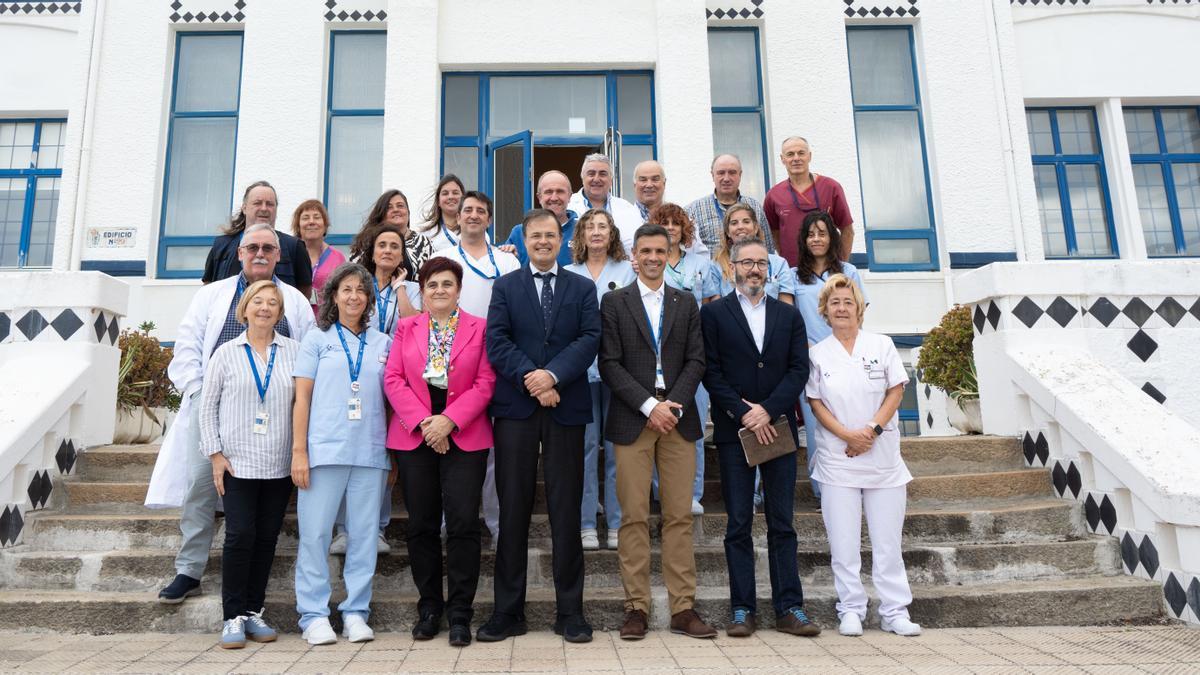 El consejero de Salud, Alberto Martínez, con personal del hospital de Gorliz.